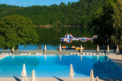 Un beau camping nature entre lacs, forêts et landes fleuries en Dordogne